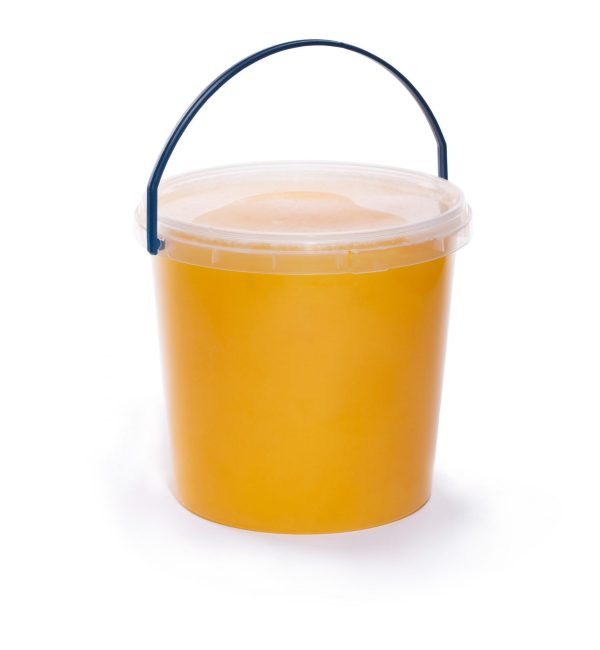 تعبئة العسل في الدلاء